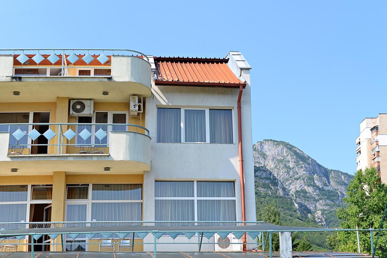 Family Art-Hotel Zora Vratsa エクステリア 写真