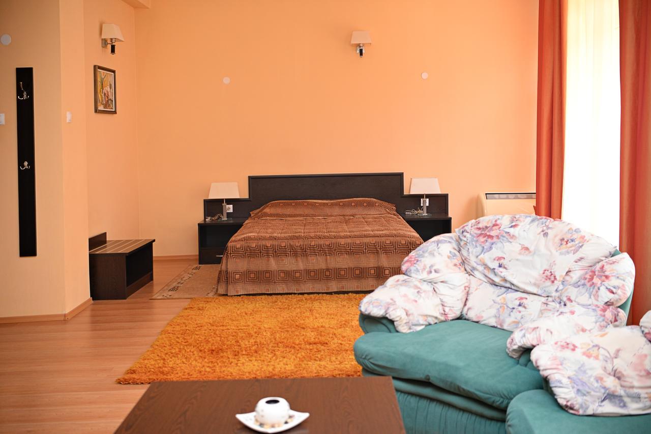 Family Art-Hotel Zora Vratsa エクステリア 写真